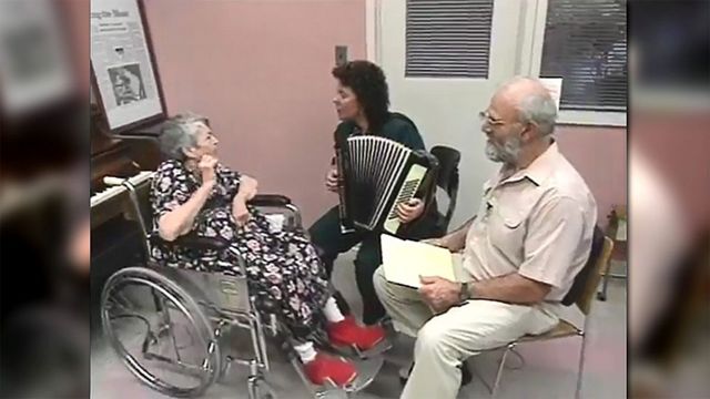 Concetta Tomaino (ao centro) com Oliver Sacks (à direita) e uma paciente (à esquerda)