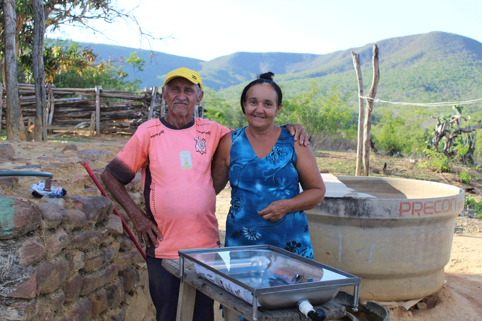 Casal beneficiado pelo projeto Aqualuz: a TBE, empresa de transmissão de energia, comprou 200 unidades do Aqualuz para comunidades no entorno de suas operações no interior da Bahia. — Foto: Divulgação
