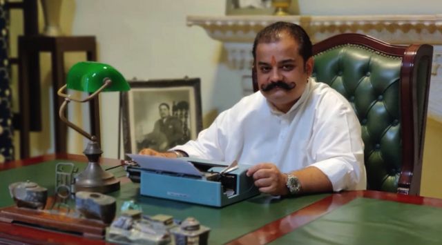 Indiano com maquina de escrever